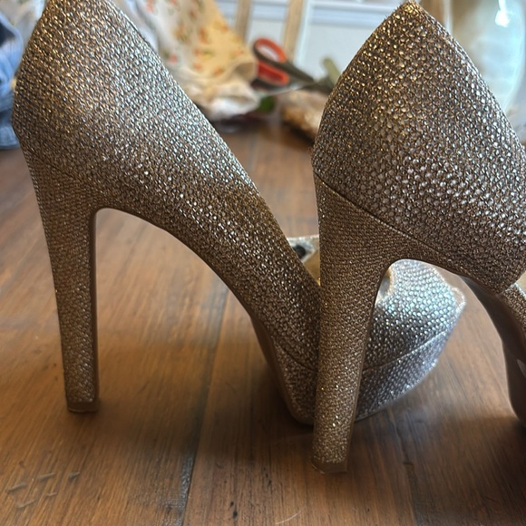 Jessica Simpson gold heels - Picture 1 of 8